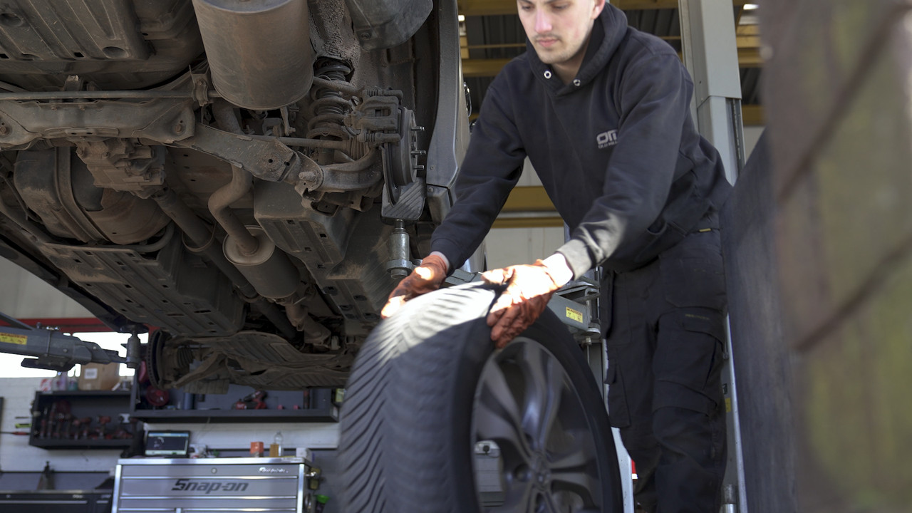 Mechanic with removed wheel