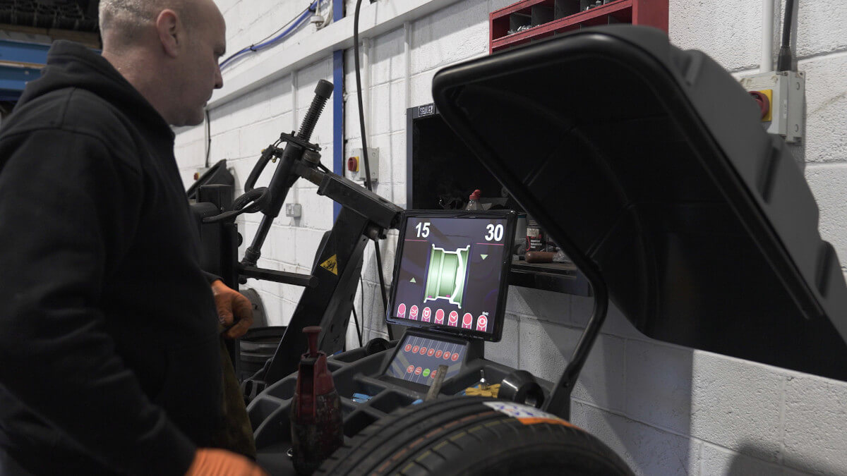 wheel balancing machine