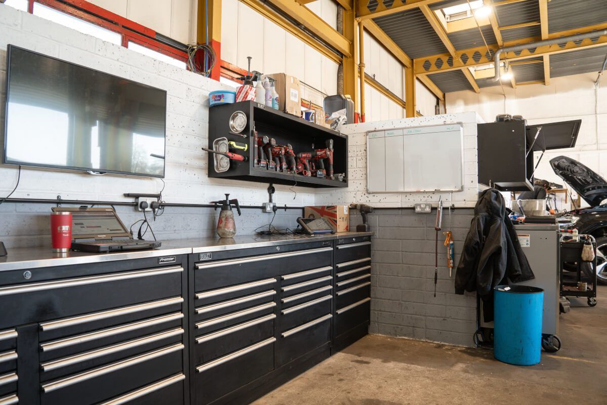 tool bench in car garage
